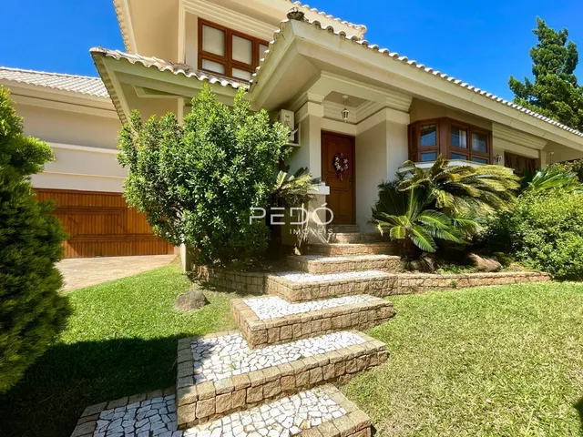Fachada de uma casa em Lajeado, Brasil, com jardim e degraus de pedra.