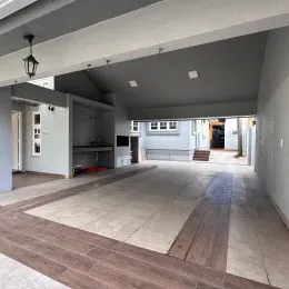 Hall de entrada com piso de madeira e teto de gesso.