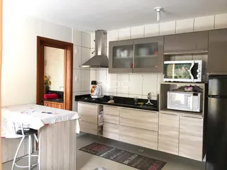Uma cozinha moderna com armários e eletrodomésticos em um imóvel.