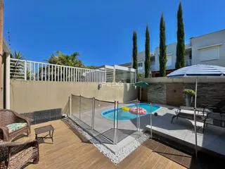 Vista externa de uma piscina e área de lazer em Lajeado, Brasil.