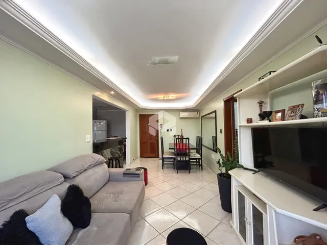 Sala de estar com sofá e decoração em um apartamento.