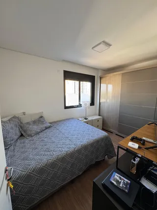 Quarto com cama e janela em um imóvel no Brasil.
