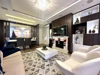 Sala de estar com decoração moderna e piso estampado.