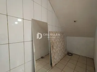 Parede interna com revestimento cerâmico branco em um ambiente residencial.