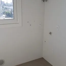 Foto interna mostrando uma parede branca em um imóvel.