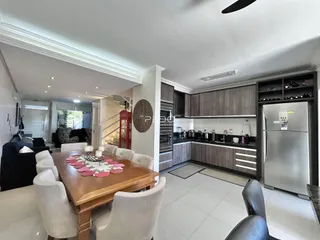 Sala de estar e jantar com cozinha integrada em um imóvel no Brasil.