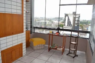 Interior de uma sala com paredes brancas e piso de cerâmica.