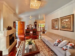 Sala de estar com lareira e sofá em ambiente residencial.