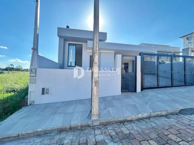 Fachada moderna de uma residência branca em Lajeado, Brasil.