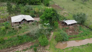 Vista aérea da propriedade rural em Lajeado, Brasil, mostrando a casa e a área de vegetação circundante.