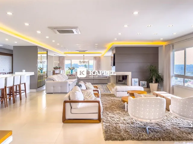 Sala de estar ampla com decoração moderna e iluminação clara.