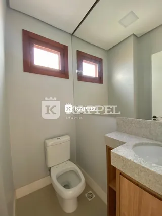 Foto de um banheiro interno mostrando o vaso sanitário e a bancada.