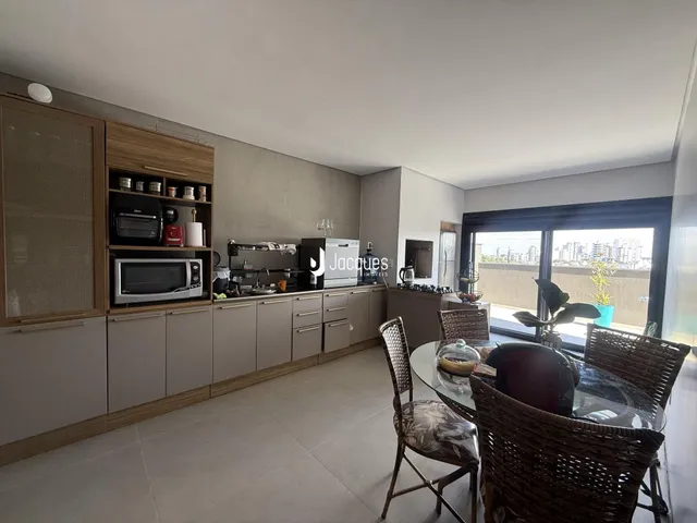 Vista da cozinha e sala de jantar de um imóvel em Lajeado.