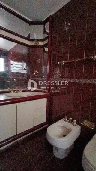 Foto de um banheiro interno com revestimento de cerâmica vermelha.