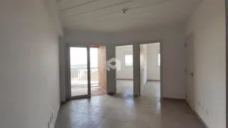 Hall da frente com piso de cerâmica e portas de vidro.
