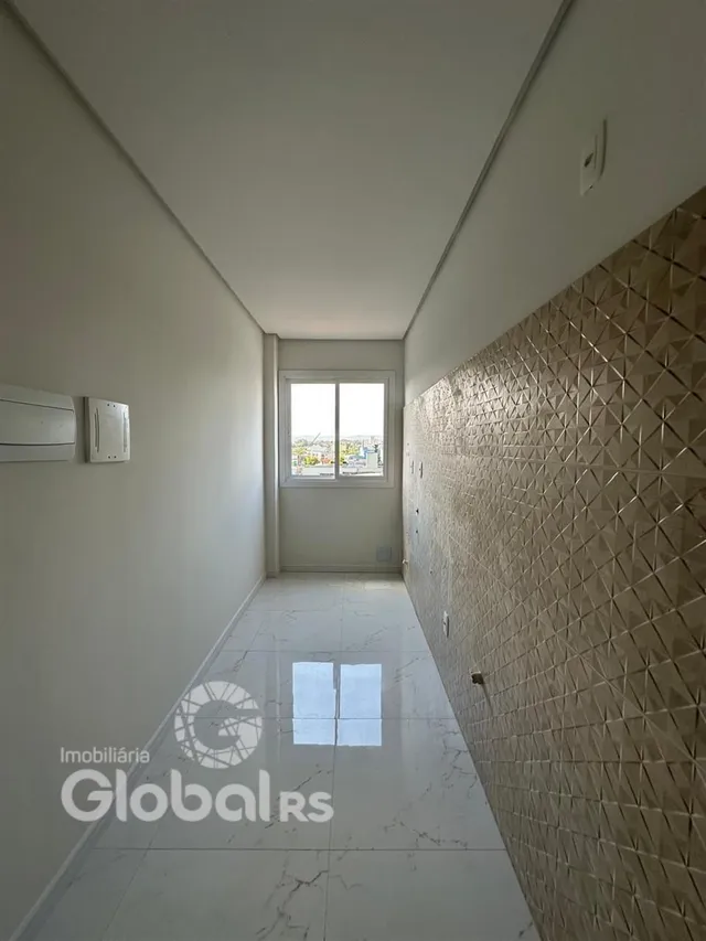 Corredor interno de uma residência com piso de mármore e parede texturizada.