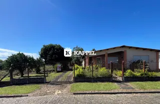 Fachada de uma residência em Lajeado com cerca e jardim.