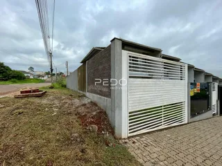 Fachada de uma residência com portão branco em Lajeado, Brasil.