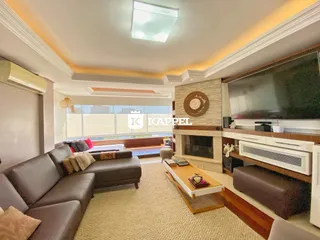 Sala de estar com sofá e lareira em ambiente bem iluminado.