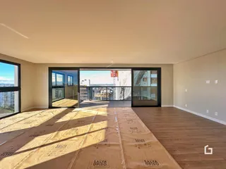 Interior de um espaço com vista para a cidade.