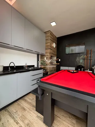 Uma cozinha moderna com armários cinzas e uma ilha central.