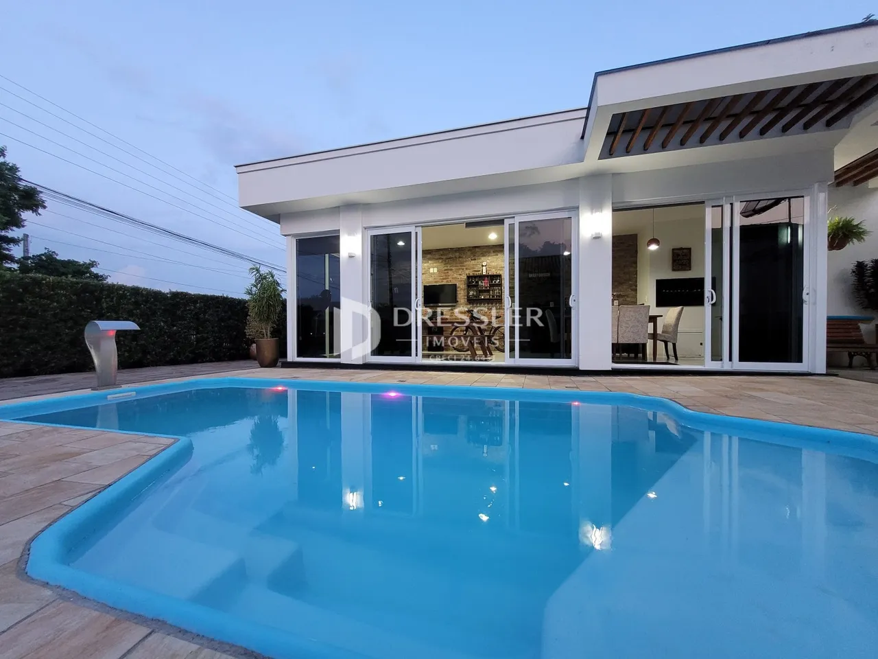 Fachada de uma casa com piscina em Lajeado, Brasil.