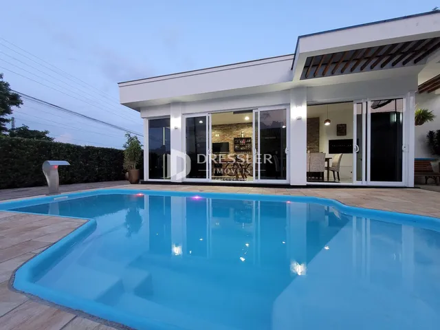 Fachada de uma casa com piscina em Lajeado, Brasil.