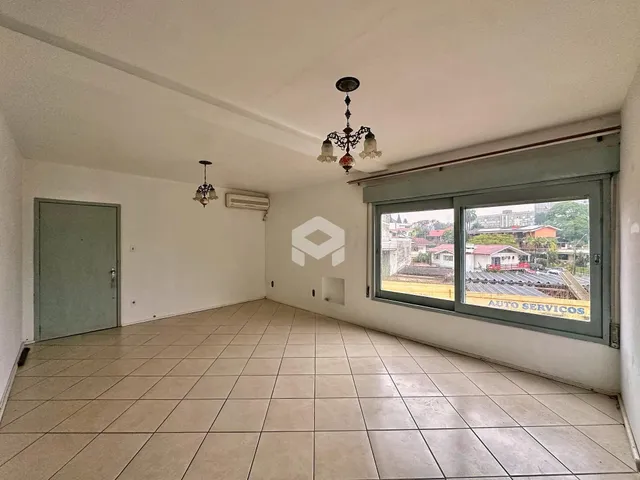Ambiente interno com piso de cerâmica e janela de vista para o exterior.