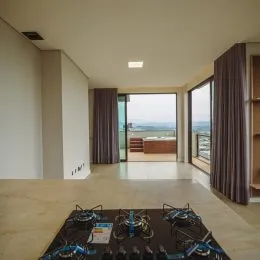 Sala de estar com vista para a paisagem externa.