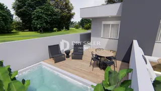 Vista de uma área externa com piscina e deck.