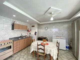 Foto de uma cozinha com armários de madeira e mesa posta.
