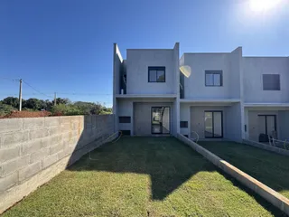 Fachada de uma casa moderna em Lajeado, Brasil, com um jardim frontal.