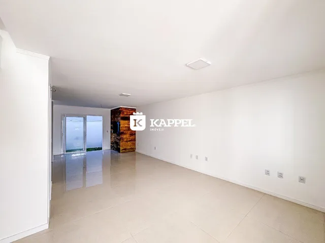 Sala ampla e clara com piso de porcelanato.