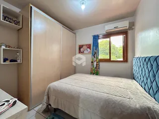 Quarto com armário grande e janela em um imóvel no Brasil.