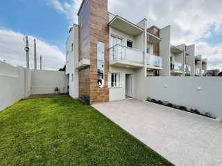 Fachada de um imóvel residencial em Lajeado, Brasil, com jardim e área externa.