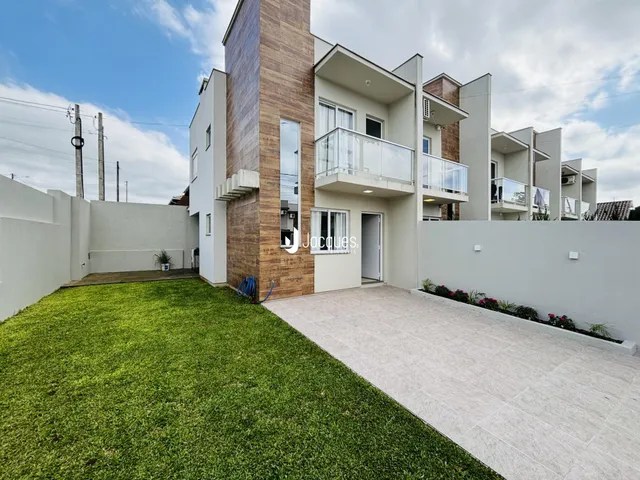 Fachada de um imóvel residencial em Lajeado, Brasil, com jardim e área externa.