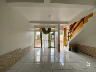 Hall de entrada com piso de cerâmica claro.