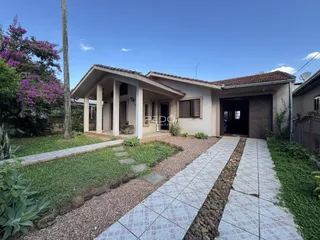 A fachada de uma casa em Lajeado, Brasil, com jardim frontal e calçada.