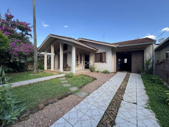A fachada de uma casa em Lajeado, Brasil, com jardim frontal e calçada.
