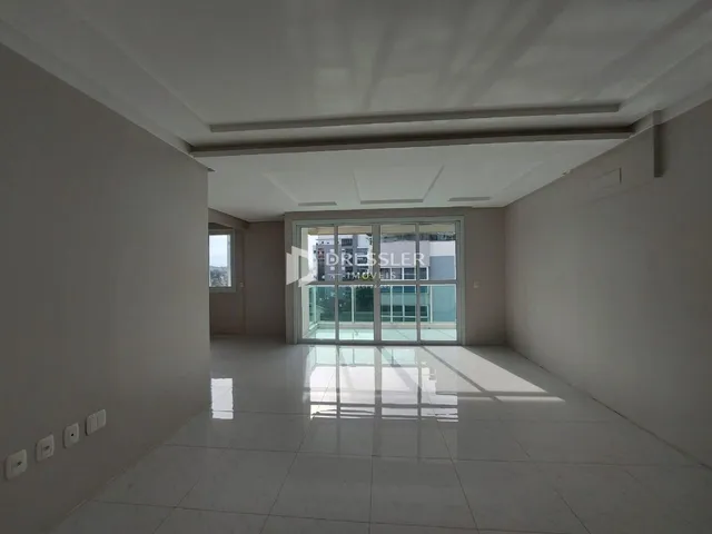Interior de um ambiente com piso claro e paredes brancas.