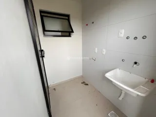 Foto interna de um banheiro com louças brancas e piso claro.