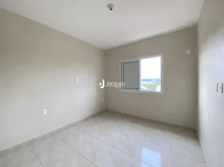 Uma sala com piso de cerâmica e uma janela.