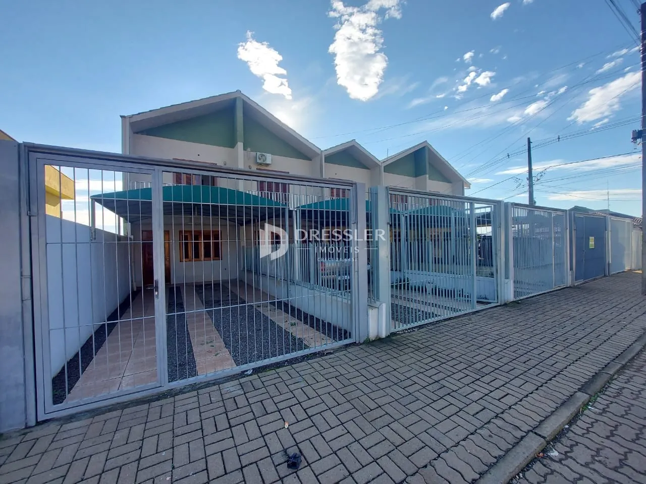 Fachada de uma residência com portões de metal em Lajeado, Brasil.