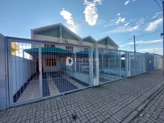 Fachada de uma residência com portões de metal em Lajeado, Brasil.