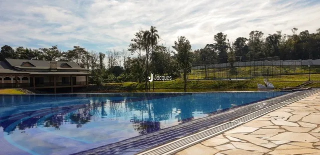 Vista externa de uma piscina em uma propriedade no Brasil.