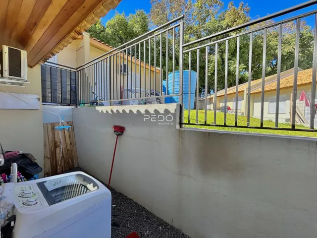 Vista da fachada de uma propriedade com cerca e muro no Brasil.