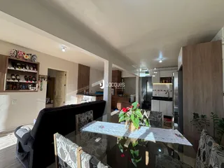 Vista de uma sala de estar com móveis e decoração moderna.