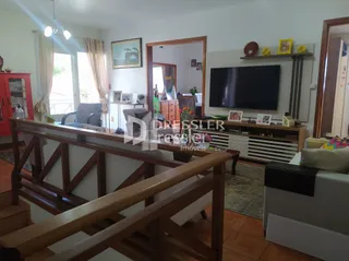 Sala de estar com vista para o exterior e detalhes de madeira.