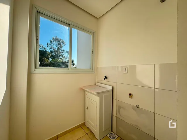Vista de uma janela em um cômodo interno com paredes claras.