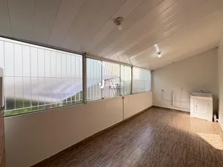 Vista interna de um ambiente longo com janelas ao longo da parede.